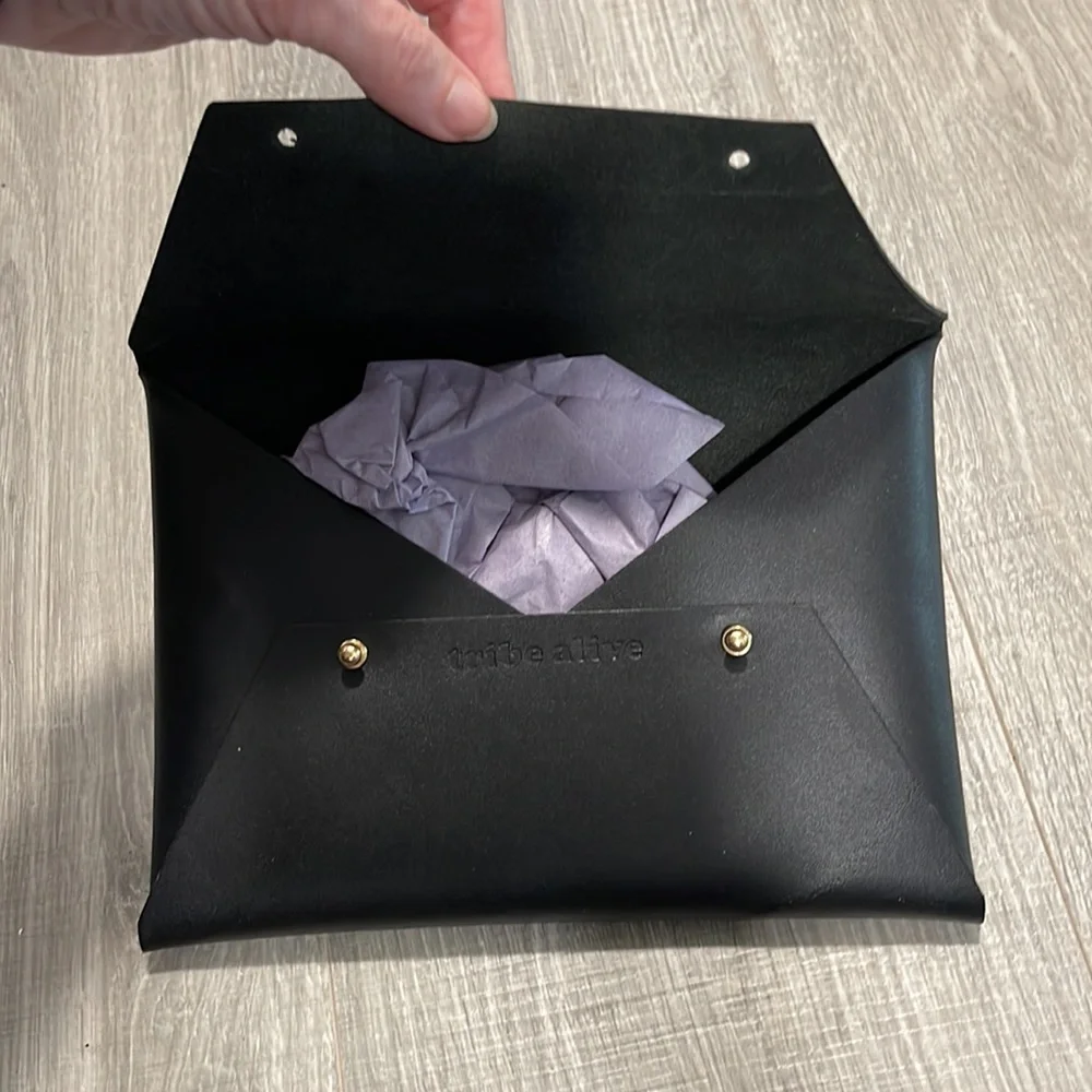 Clutch / Sml envelope in leather by tribe alive. NEW. Black with gold snaps. - Picture 4 of 5